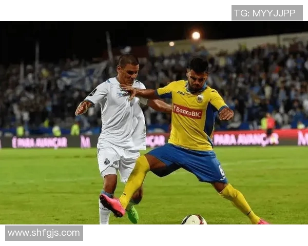 以足球比赛中零分表现球员为焦点分析：他们如何在赛场上默默承受压力与挑战