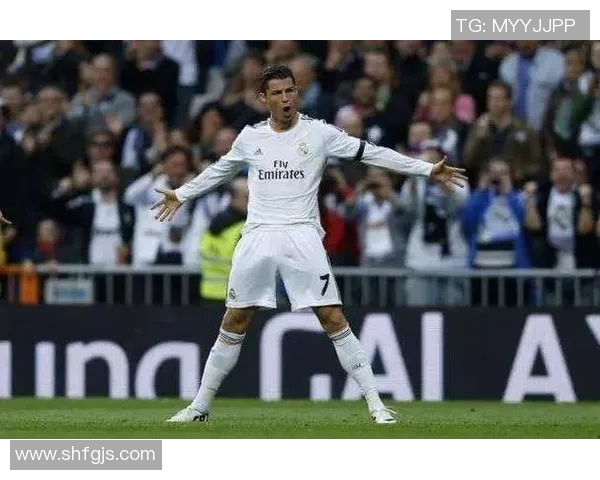 聚焦绿茵场与时尚舞台双重魅力的足球球星男模风采特写 聚焦绿茵场与时尚舞台双重魅力的足球球星男模风采特写